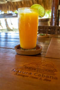 Amerika, Karibik, Große Antillen, Dominikanische Republik, Cabarete, Maracujasaft im Restaurant des Natura Cabana Boutique Hotel & Spa Amerika, Karibik, Große Antillen, Dominikanische Republik, Cabarete, Maracujasaft im Restaurant des Natura Cabana Boutique Hotel & Spa